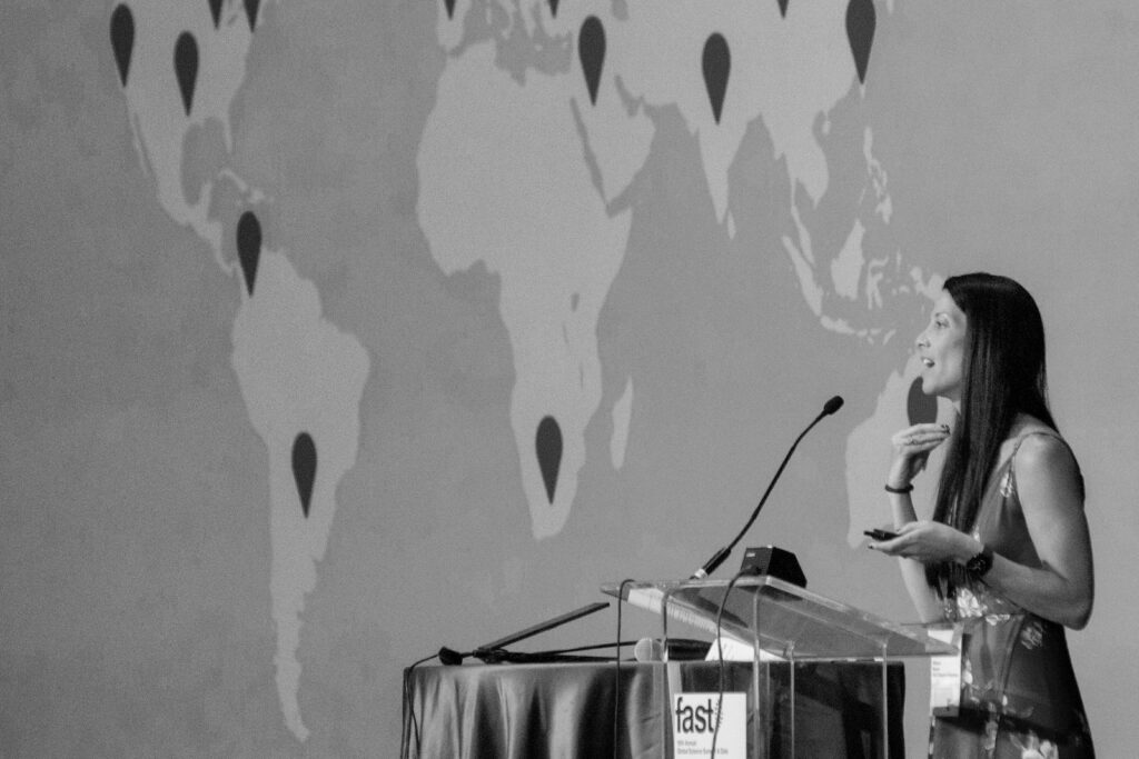 Fundacja FAST Poland zdjęcie naukowca mówiącego o zespole Angelmana