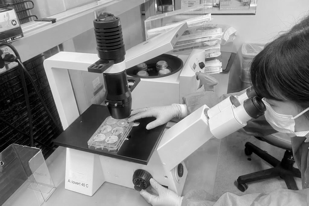 Fundacja FAST Poland zdjęcie naukowca badającego zespół Angelmana