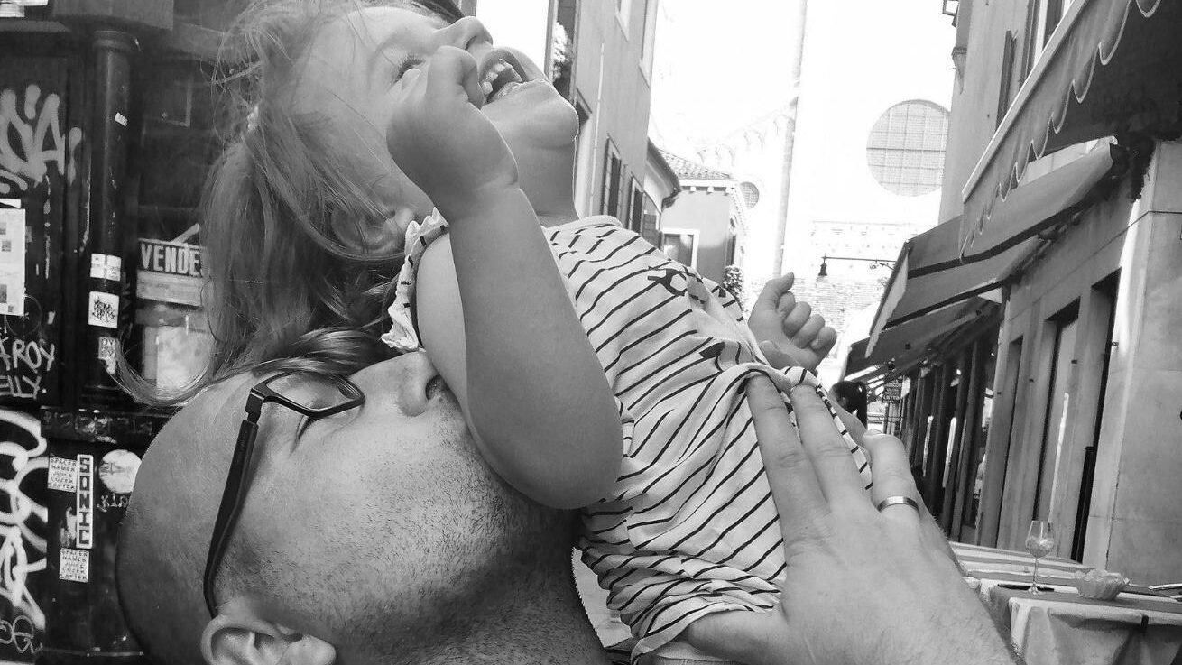 Fundacja FAST Poland zdjęcie dziecka z zespołem Angelmana